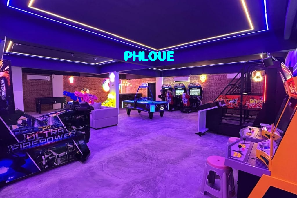 PHLOVE casino presented on mobile device in Pakistan with slots and live games
